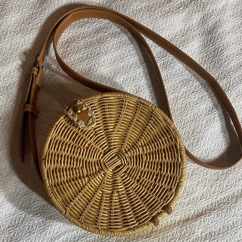 Beautiful wicker cross body circle bag cloth lined w/internal pocket